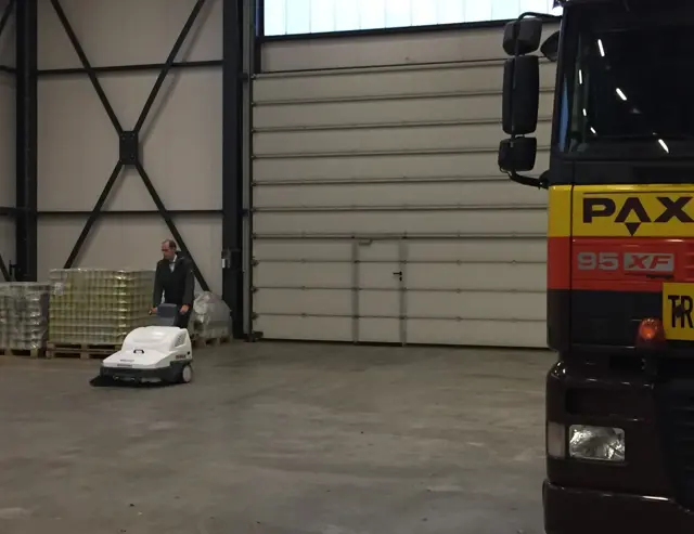 Een veegmachine elektrisch aangedreven