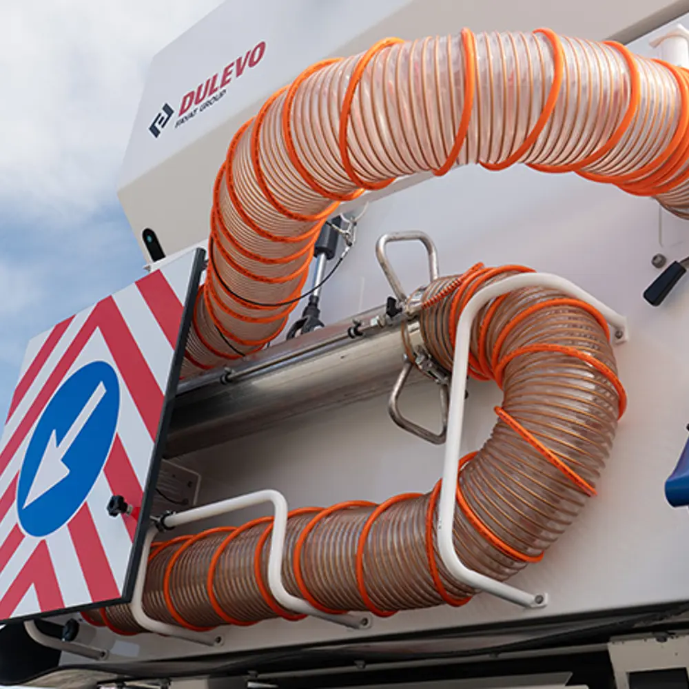 Oranje zuigslang achterop de Dulevo D6 Veloce straatveegmachine, detailopname