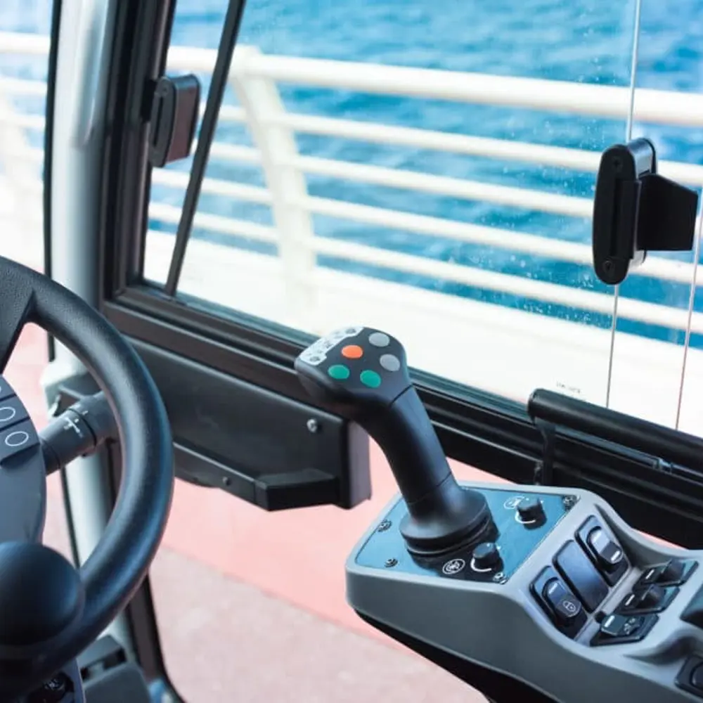 Ergonomische joystick en bedieningspaneel in de cabine van de Dulevo Dzero2 veegmachine