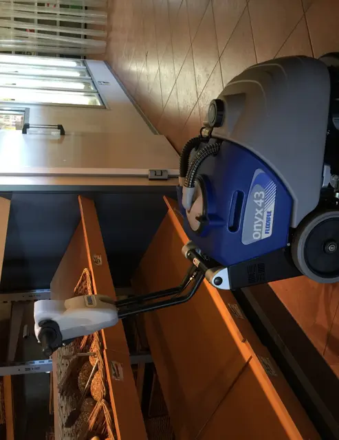 Floorpul Onyx 43B schrobmachine reinigt tegelvloer in campingwinkel