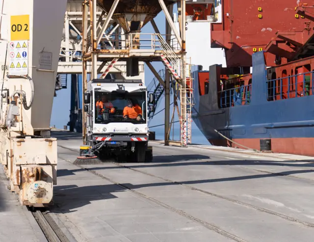 Straatveegmachine Dulevo D6 voor op- en overslag terreinen en haven gebieden