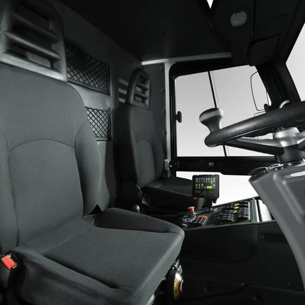 Ruime cabine van de Dulevo D3 met ergonomische stoel en bedieningspaneel