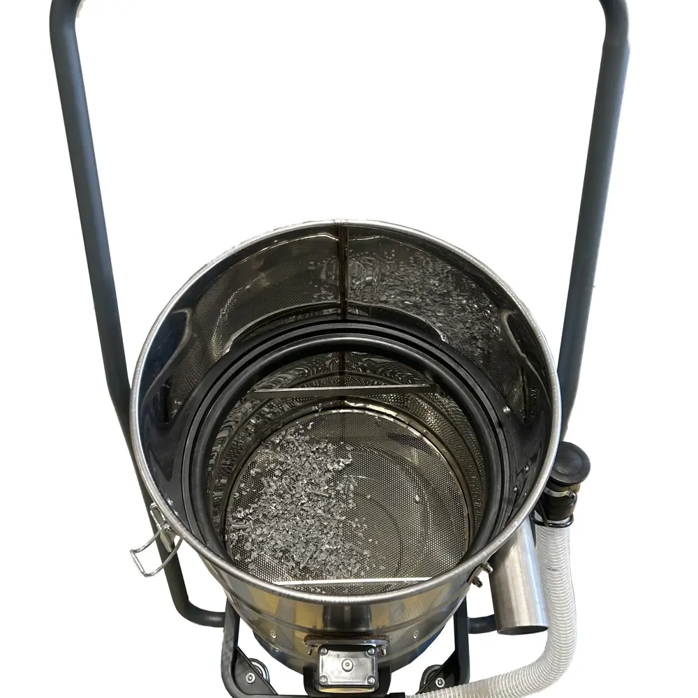 Coynco RVS spanenafscheider bovenaanzicht met metaalspanen in zeefmand