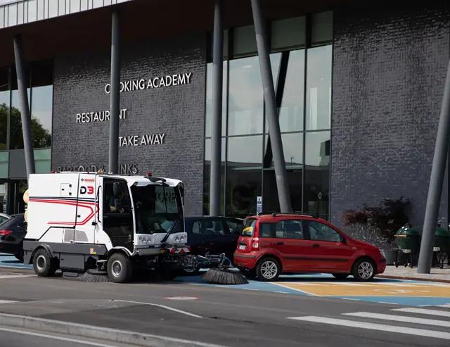 Straatveegmachine voor grote logistieke hubs en logistieke terreinen. 