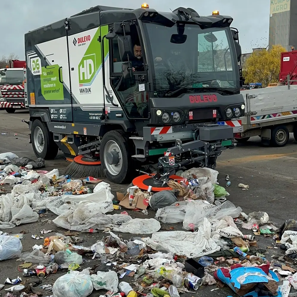 Dulevo D6 Veloce van HD van Dijk veegt afval op een plein in Leuven, vooraanzicht