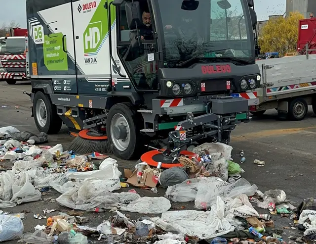 Grove vervuiling vegen zonder verstoppingen. Dit kan met een Dulevo D6 VELOCE straatveegmachine. 