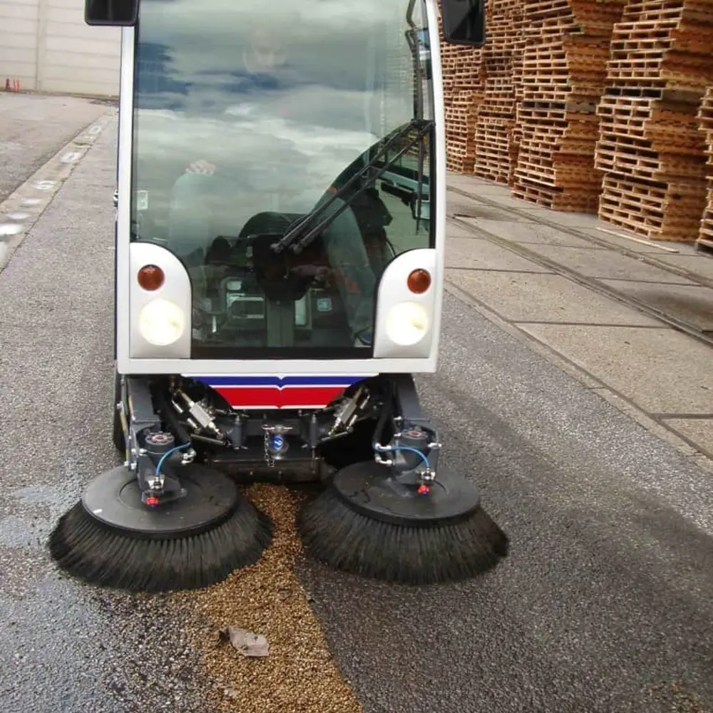 Dulevo 850 compacte straatveegmachine veegt nat industrieterrein in Nederland