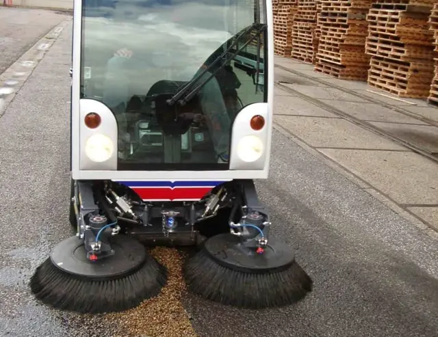 Straatveegmachine Dulevo 850 op een bedrijfenterrein