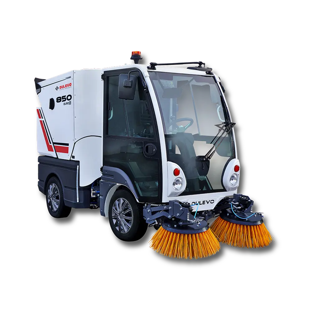 Dulevo 850 straatveegmachine op witte achtergrond, compacte veegwagen met twee oranje zijborstels, driekwart vooraanzicht