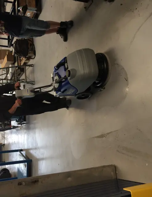 Industriële schrobmachine in een productieomgeving