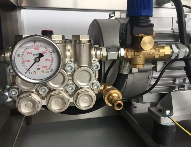 Een RVS hogedrukpomp die zoutwater aankan en geschikt is voor gebruik op een schip