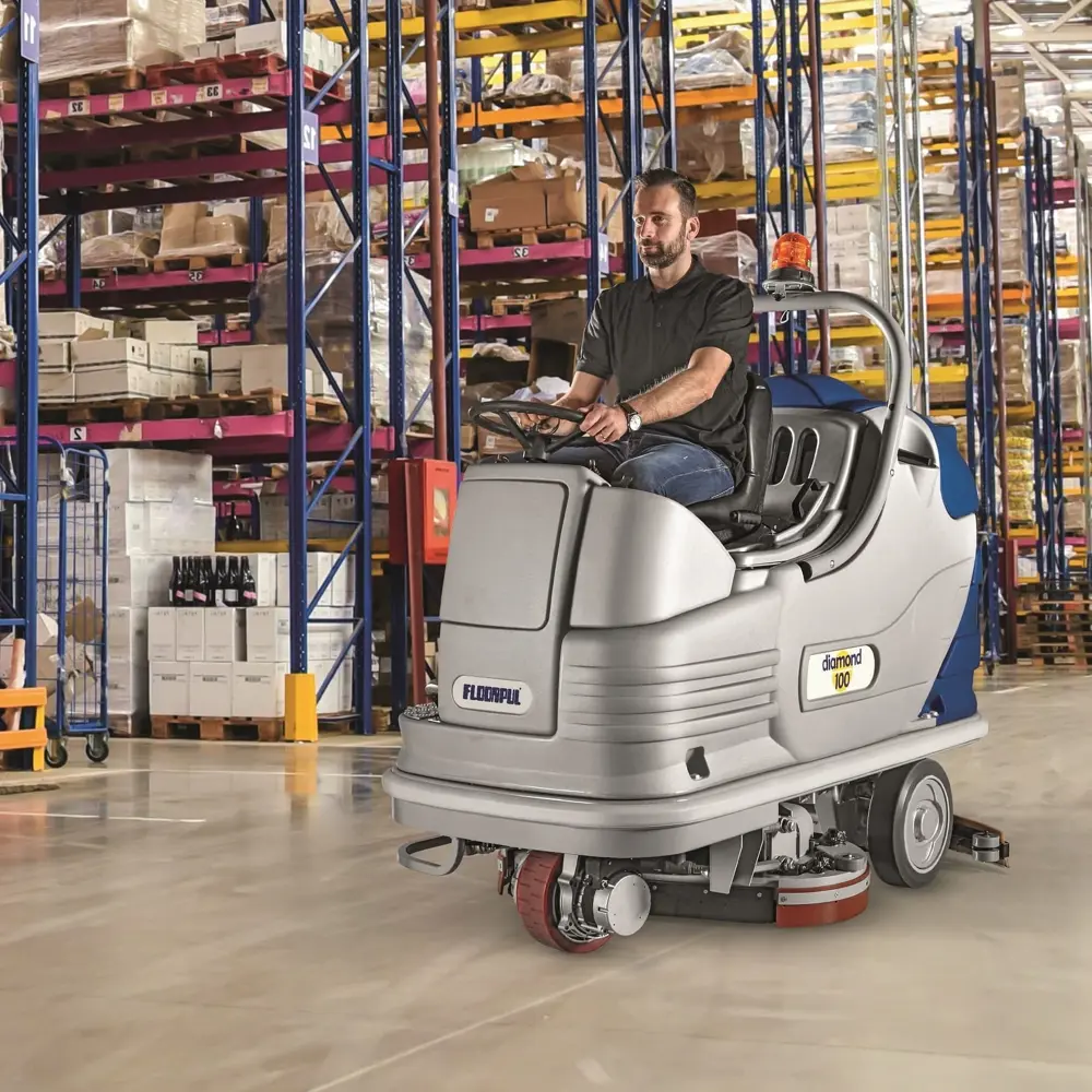 Floorpul Diamond 100 schrobmachine in gebruik in een magazijn in Nederland