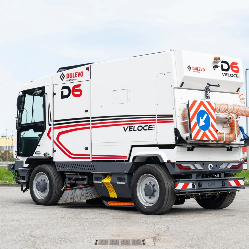 Dulevo D6 Veloce straatveegmachine achterkant met waarschuwingsborden en zuigslangen