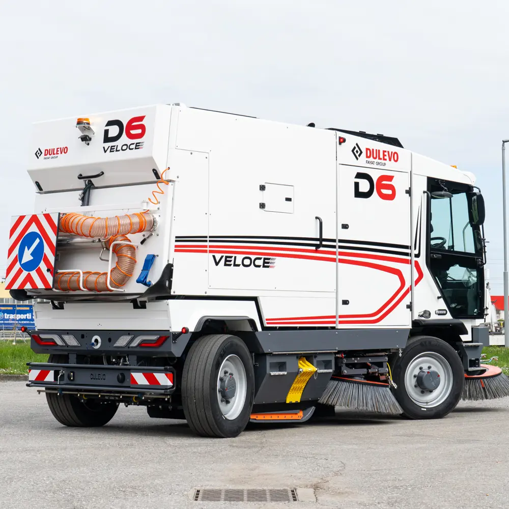 Dulevo D6 Veloce achterzijde met zuigslangen en vuilcontainer op bedrijfsterrein
