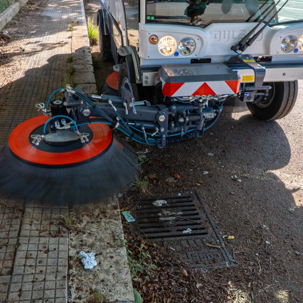 Zijborstel van Dulevo D3 veegt vuil langs stoeprand en straatgoot