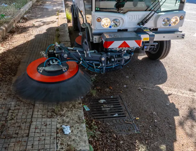 Mechanische straatveegmachine Dulevo D3.  Een machine die niet meer verstopt en stof kan vegen zonder water.