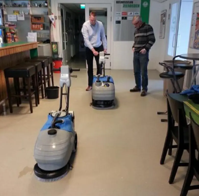 Industriële schrobzuigmachine achterloper bij Zeerobben