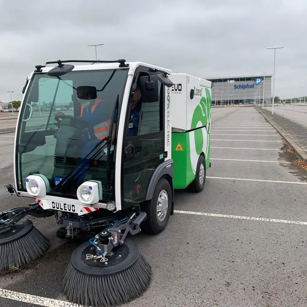 Dulevo Dzero2 elektrische veegwagen op het parkeerterrein van luchthaven Schiphol