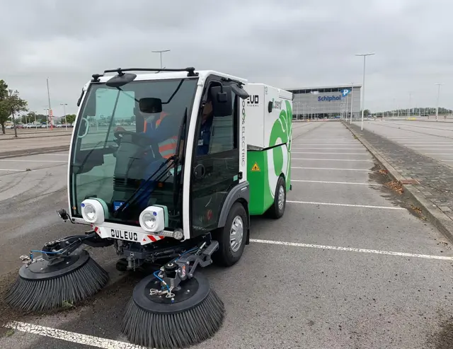 veegwagen Dulevo Dzero2 op een groot parkeerterrein