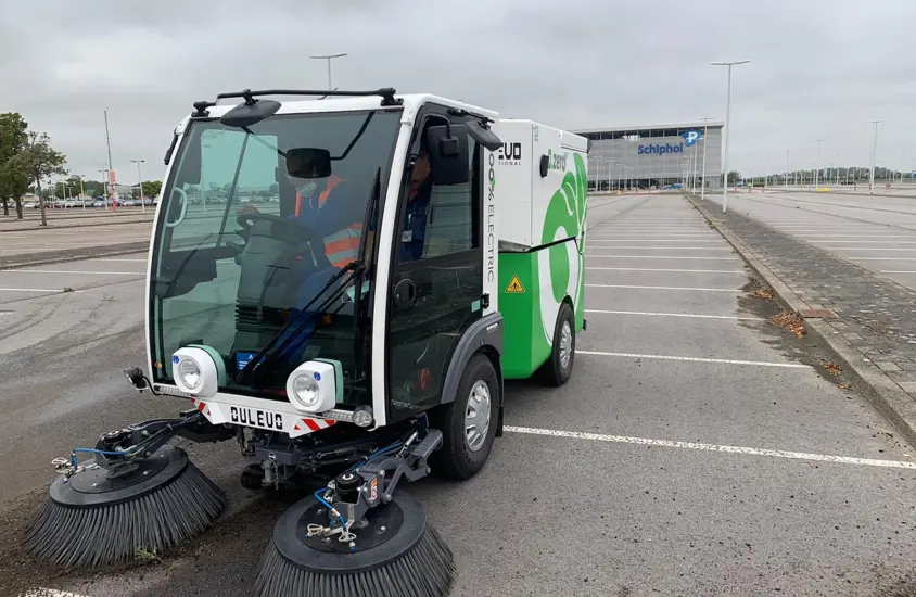Electrische veegmachine Dzero2 op schiphol