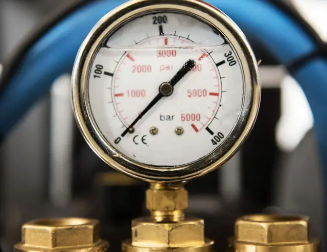 Manometer ter bescherming van de pompkop op een professionele koudwater hogedrukreiniger