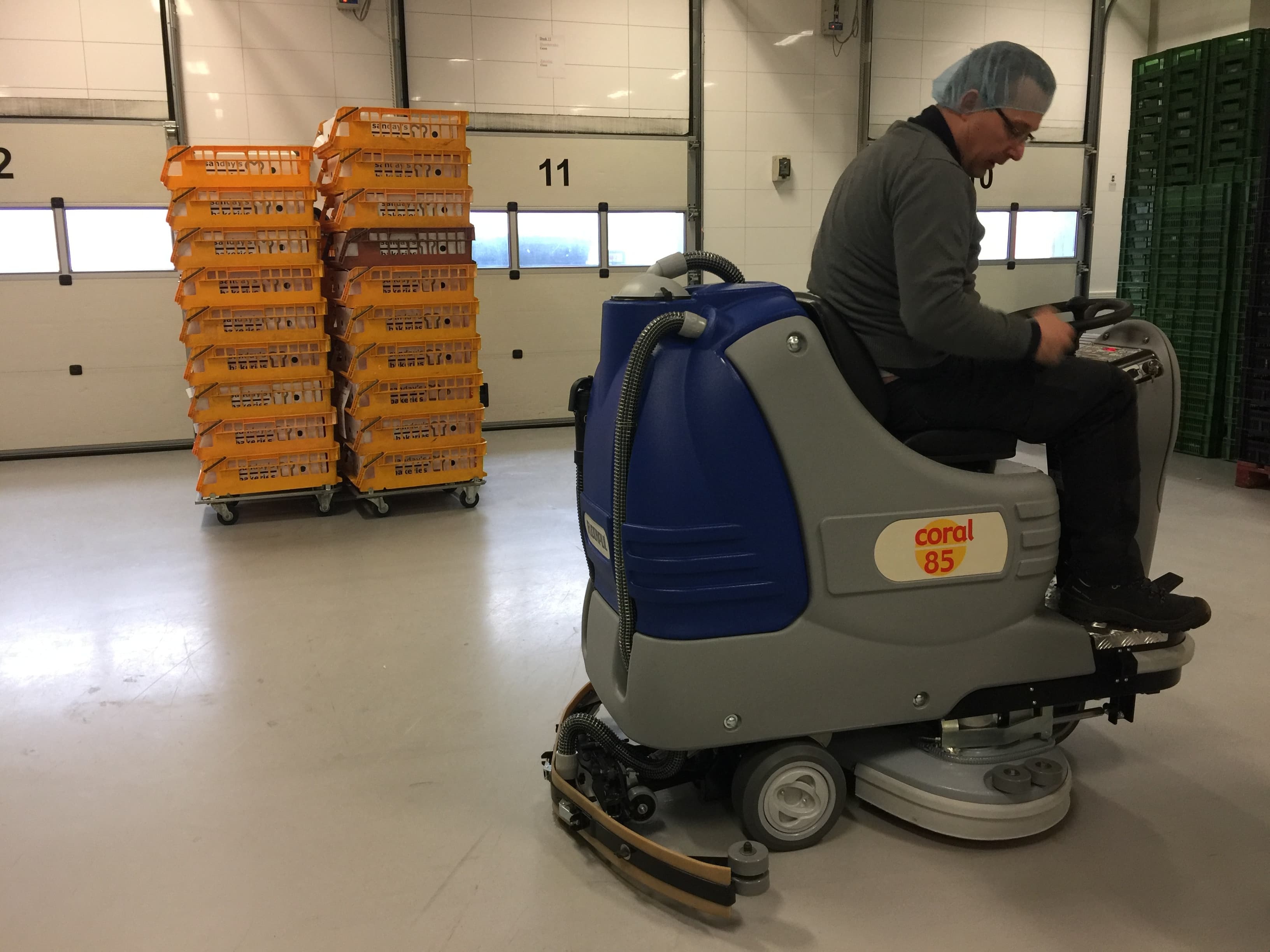 zit schrobmachine die krachtig  en wendbaar is. Dit is de Cora 70S