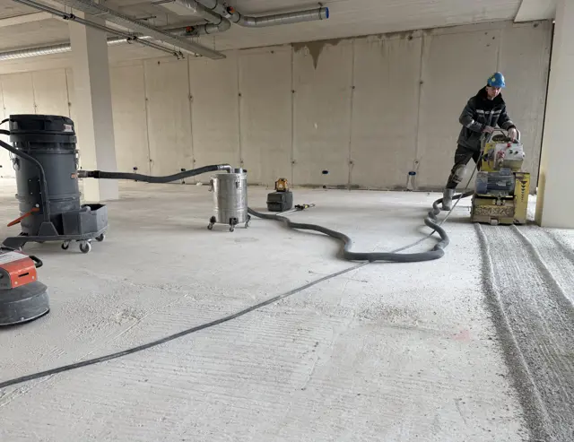 Stofvrij vloerfrezen met Coynco Iclean 350 bouwstofzuiger in kantoorpand