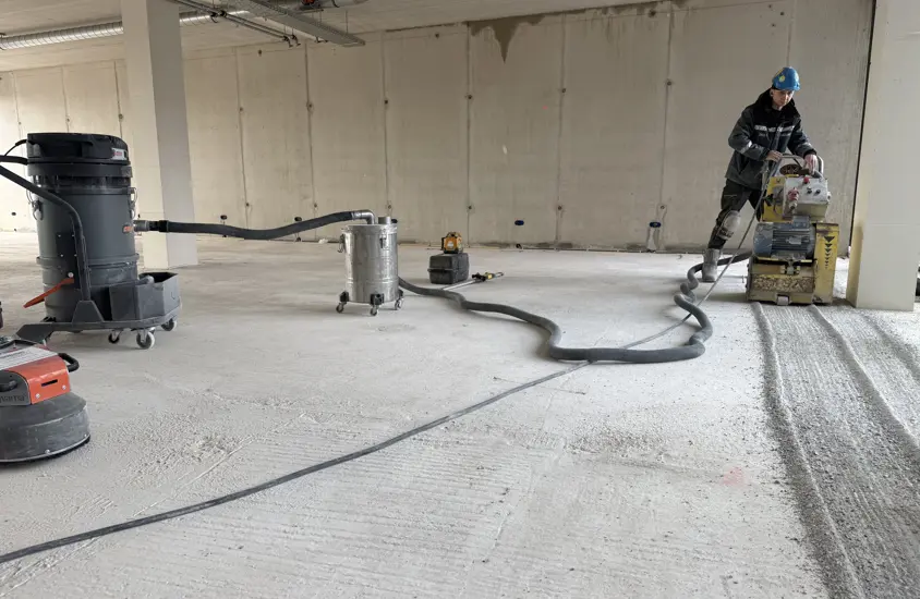 Industriële fijnstof stofzuiger Iclean 350 tijdens vloer frezen