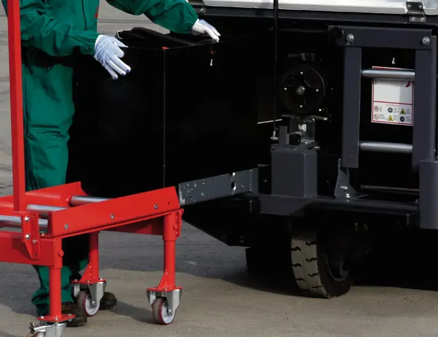 De veegmachine Dulevo 100 heeft extra capaciteit doordat de batterijen verwisseld kunnen worden