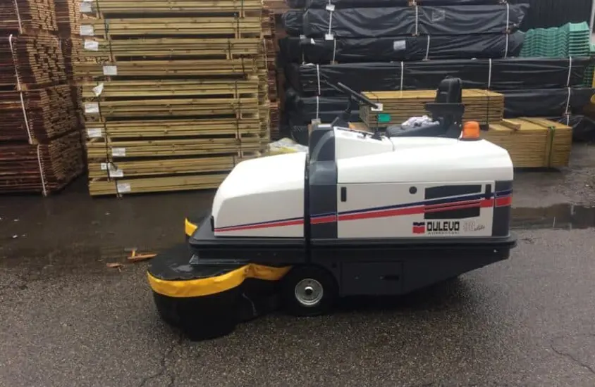 Industriële veegmachine Dulevo 90 voor stof in natte omgeving praktijk
