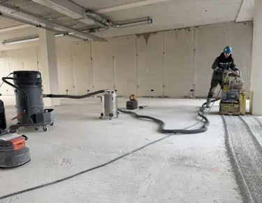 Betonvloer frezen met Coynco Iclean 350 en voorafscheider voor stofafzuiging