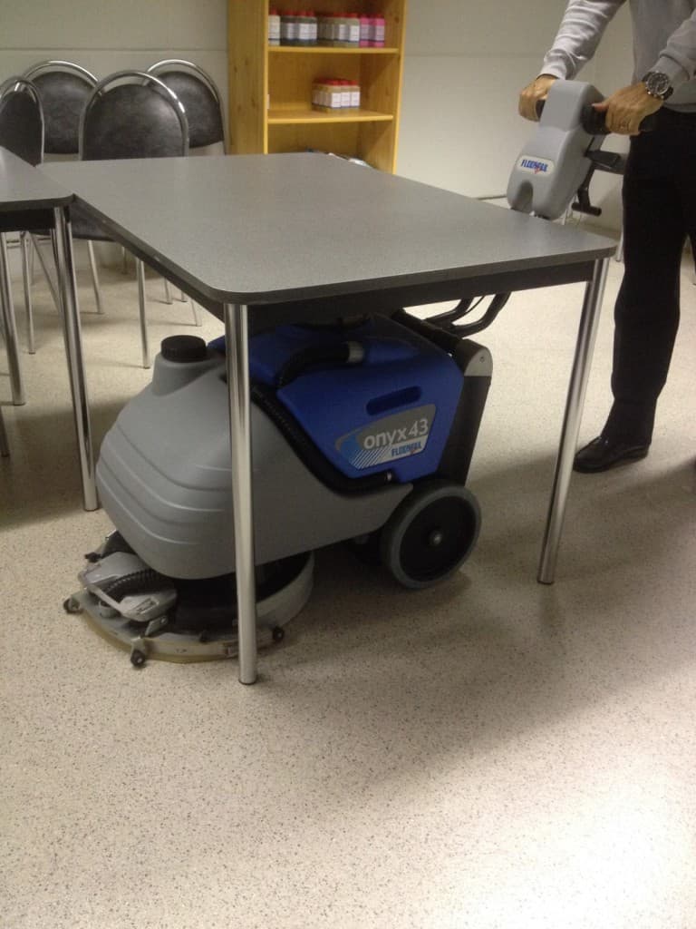 Industriële schrobmachine in een productieomgeving