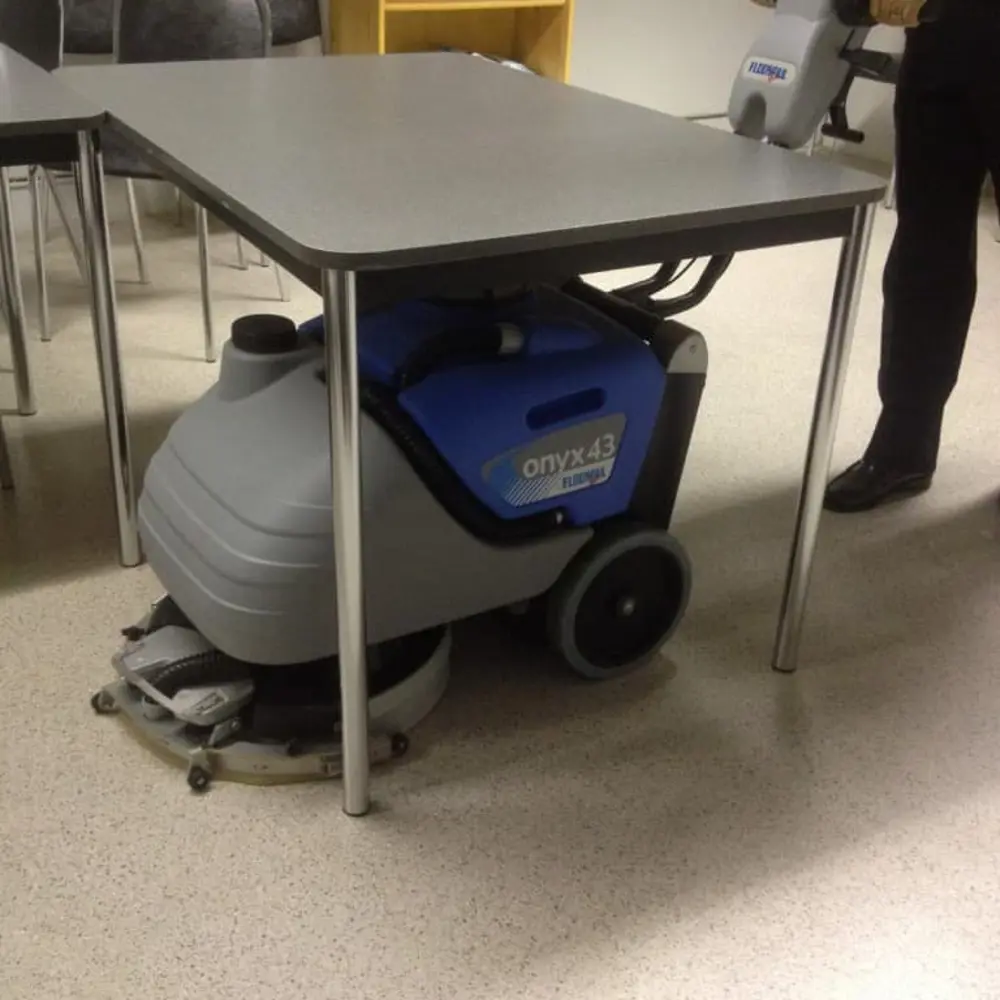 Loop schrobmachine Floorpul Onyx 43 kan zelfs onder tafels schrobben en droog zuigen