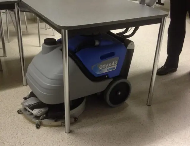 Loop schrobmachine Floorpul Onyx 43 kan zelfs onder tafels schrobben en droog zuigen