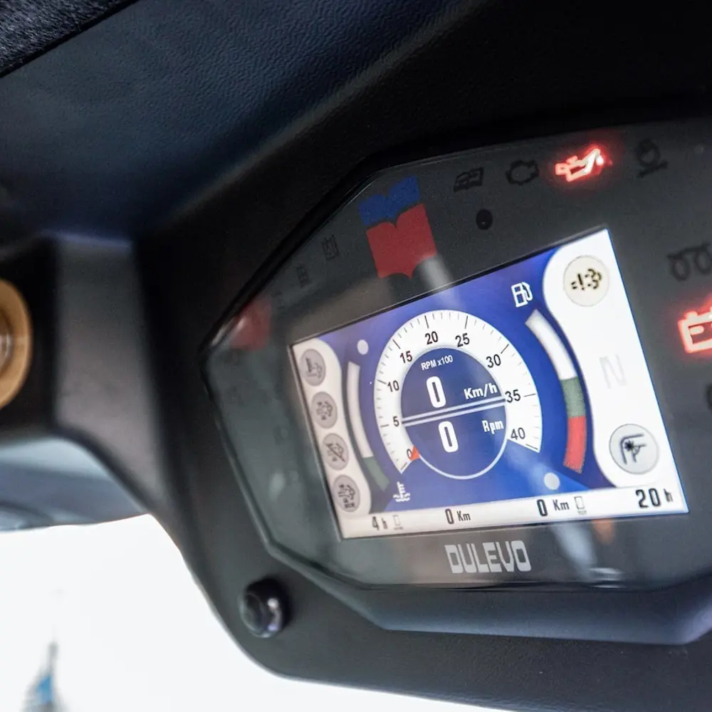 Digitaal dashboard van de Dulevo 850 straatveegmachine met toerenteller en display in cabine