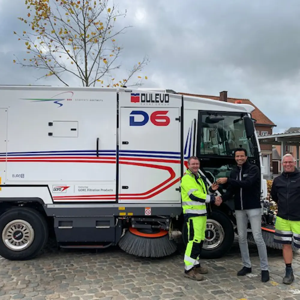 Dulevo D6 veegmachine met medewerkers van gemeente Geetbets