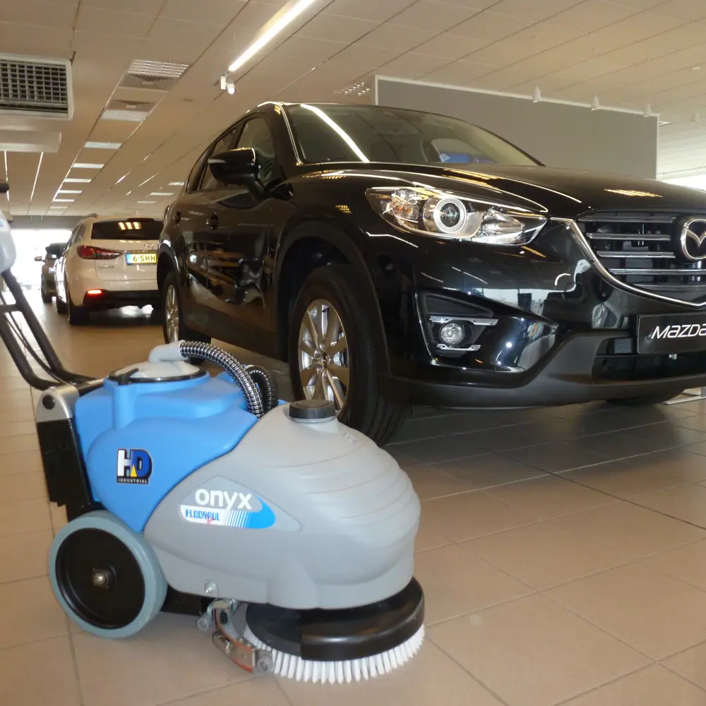 Floorpul Onyx 35B schrobmachine reinigt showroomvloer streeploos