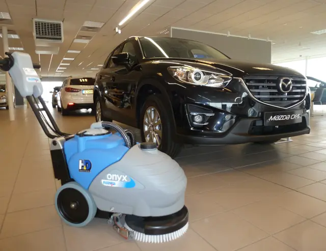 Op een tegelvloer is de kracht van de Floorpul Onyx 35B schrobmachine helemaal zichtbaar