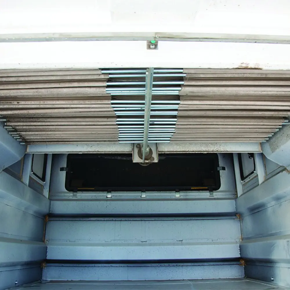 Binnenkant vuilcontainer Dulevo D3 met filtersysteem en stalen lamellen