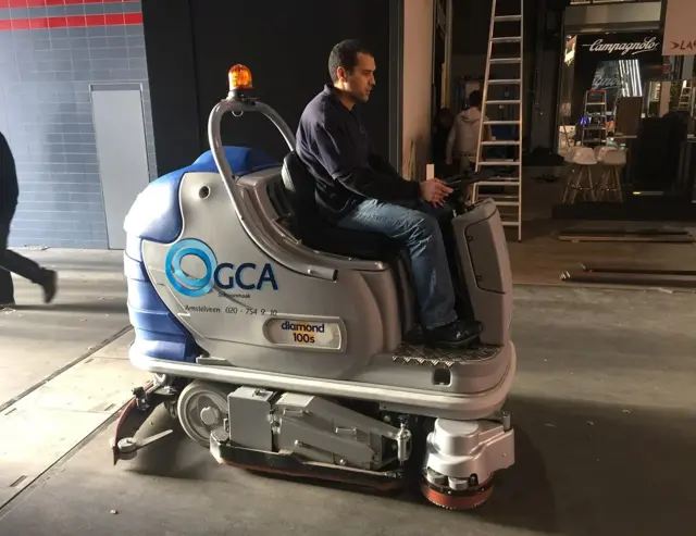 Een zit schrobmachine voor de schoonmaakbranche