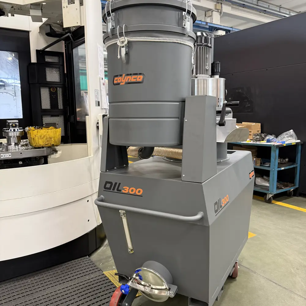 Coynco OIL 300 oliezuiger naast CNC-freesmachine in productiehal Nederland