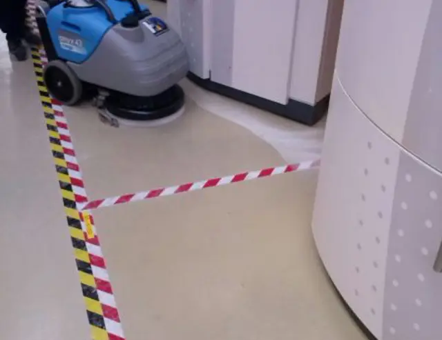 Industriële schrobmachine in een productieomgeving