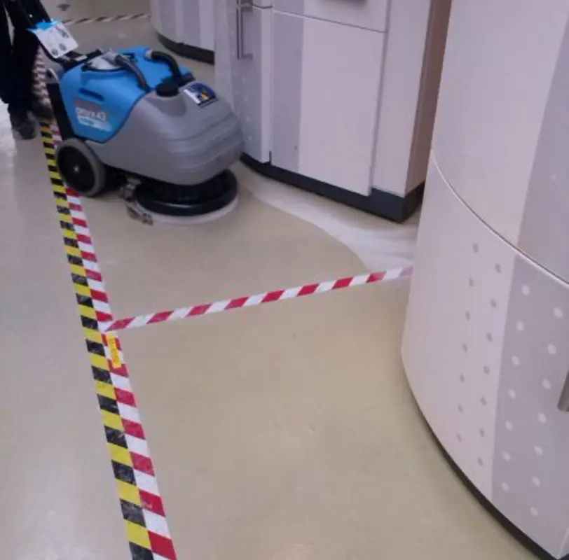 Industriële schrobzuigmachine achterloper bij HV auto in de showroom