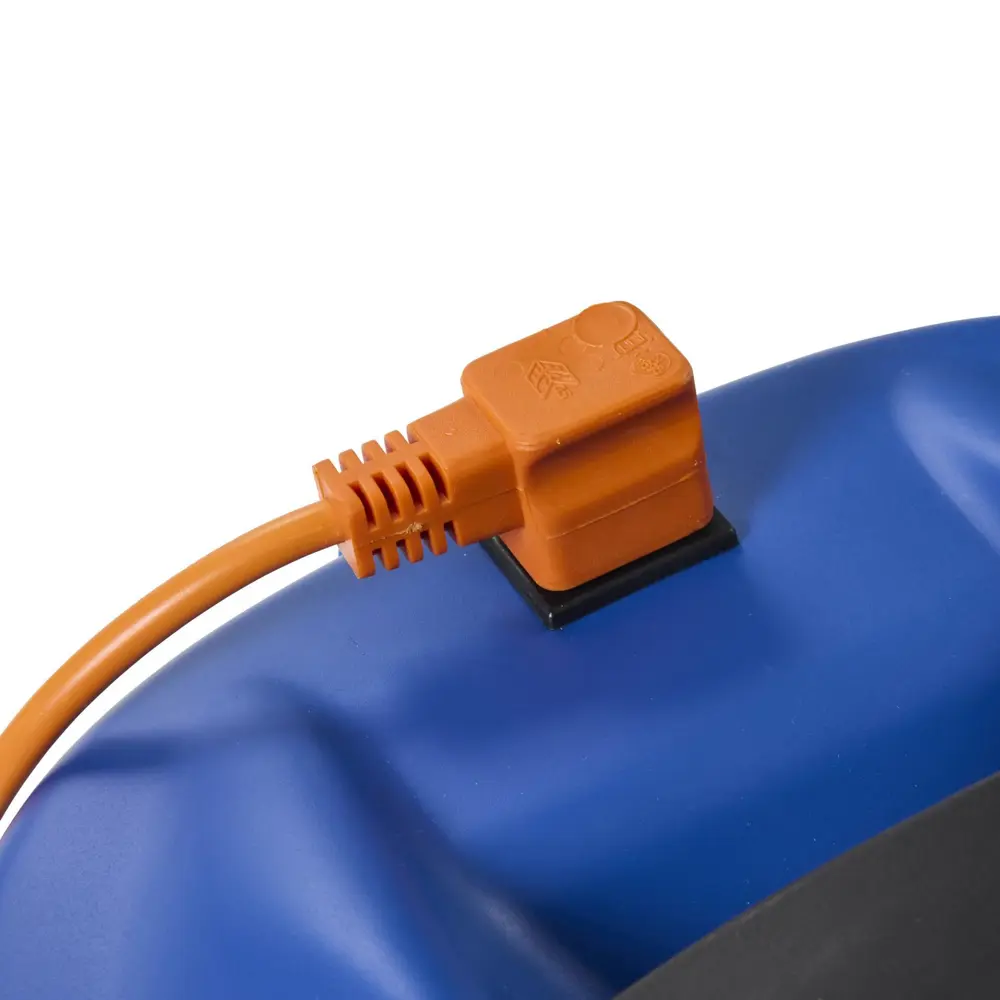 Detail oranje stekkeraansluiting op blauwe motorkap Floorpul KV15DS cleanroom stofzuiger