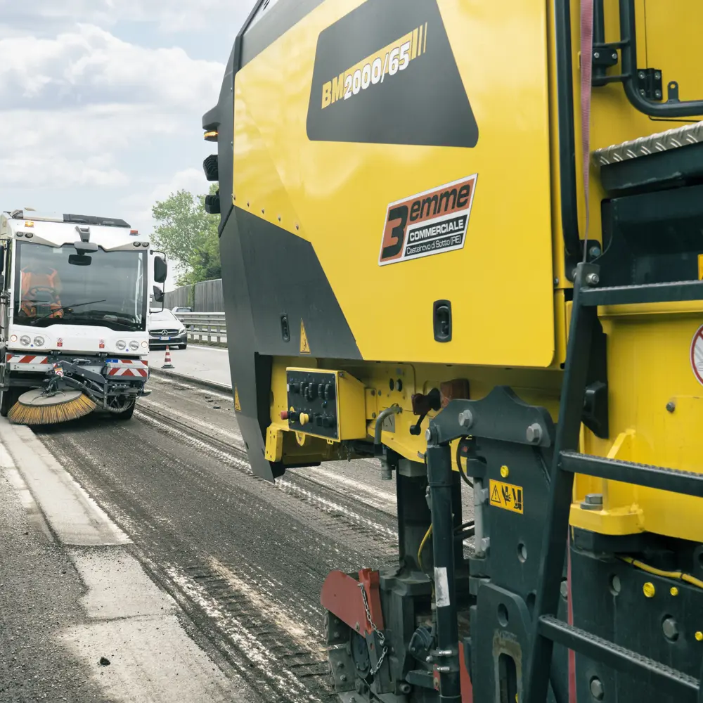 Dulevo D6 veegt achter een asfaltfreesmachine op een snelweg