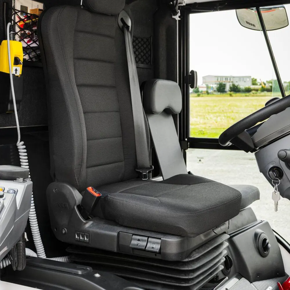 Ergonomische bestuurdersstoel in cabine van Dulevo Dzero2 elektrische veegwagen