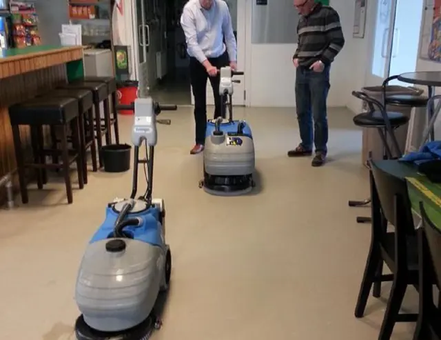 Schrobmachine in sportaccomodaties