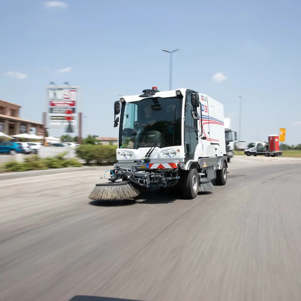 Dulevo D3 straatveegmachine veegt straat op hoge snelheid met zijborstels
