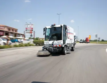 Dulevo D3 straatveegmachine veegt straat op hoge snelheid met zijborstels