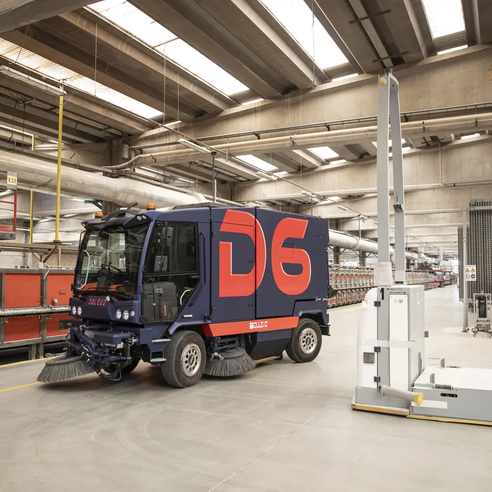 Dulevo D6 veegmachine reinigt de vloer van een grote fabriekshal